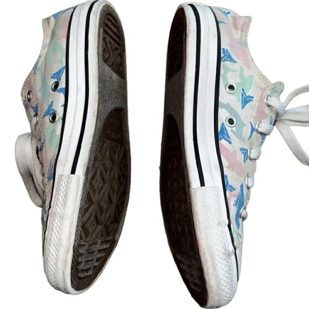 ❤️‍🔥Converse Junior Low Tops White Shark Pastel Print - Size 2